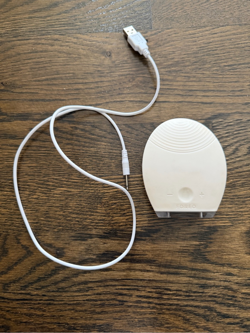 FOREO LUNA sensitive skin cleaning tool